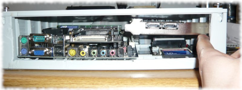 Un vecchio mini-server auto-costruito, utilizzato negli anni 2000 per realizzare i nodi della rete radio Fast Internet Project